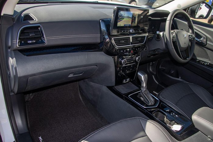 2025 Mahindra XUV3XO AX7L