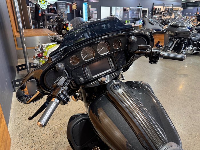 2017 Harley-davidson FLHXSE CVO STREET GLIDE Black