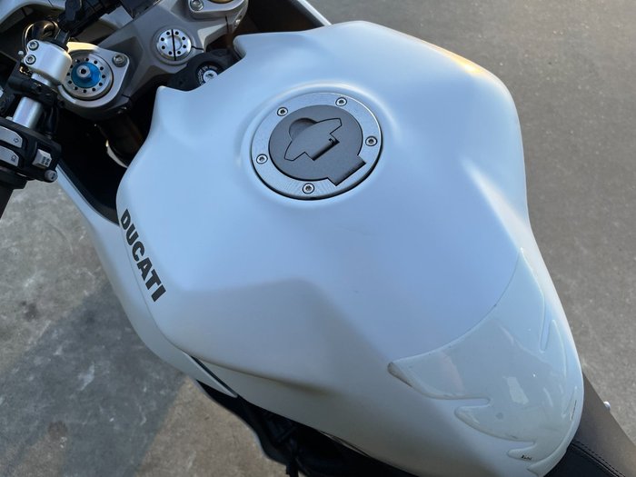 2018 DUCATI SUPERSPORT S White
