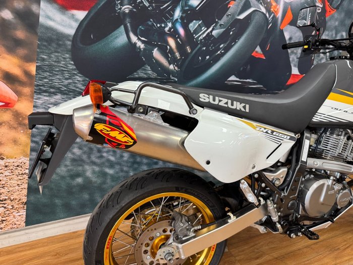2015 Suzuki DR650SE WHITE/GOLD
