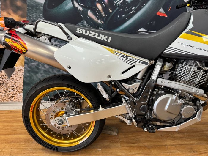 2015 Suzuki DR650SE WHITE/GOLD