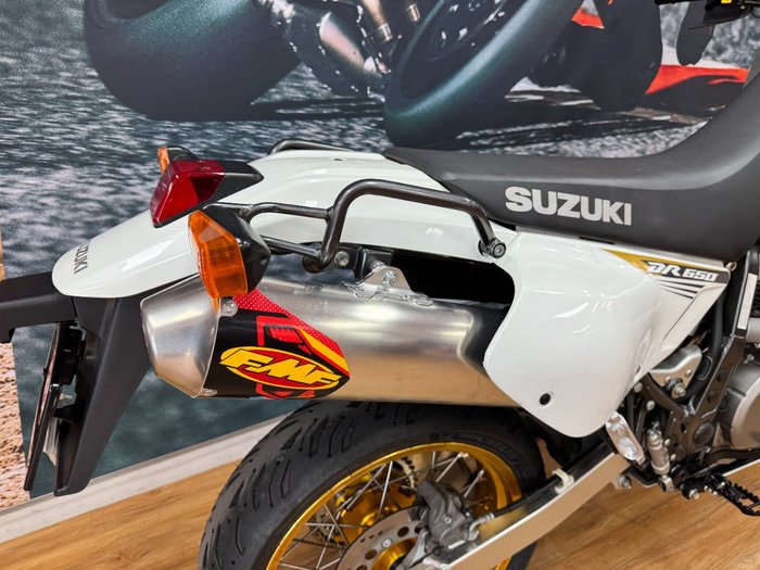 2015 Suzuki DR650SE WHITE/GOLD