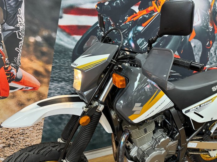 2015 Suzuki DR650SE WHITE/GOLD