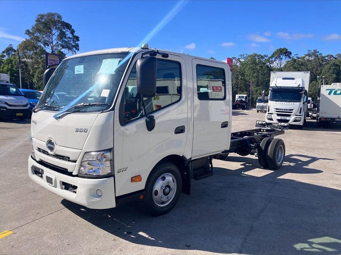 2025 Hino 300 Series 616 Crew White