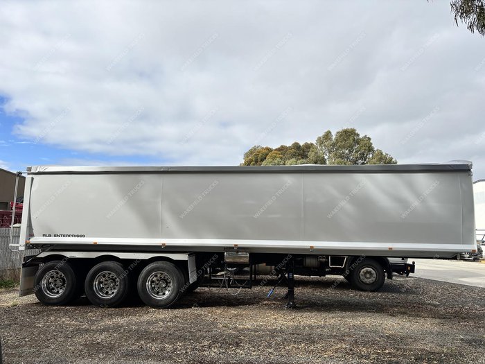 2025 RLB Enterprises By Sonnex 33 Foot Grain White