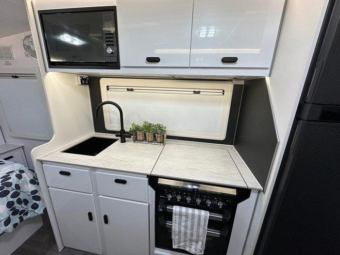 2025 JB Caravans Gator X 16'11 Fd