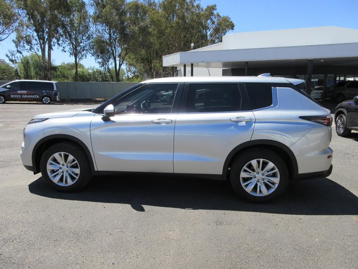 2025 Mitsubishi Outlander ES