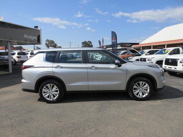 2025 Mitsubishi Outlander ES