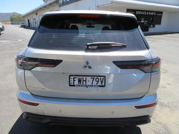 2025 Mitsubishi Outlander ES