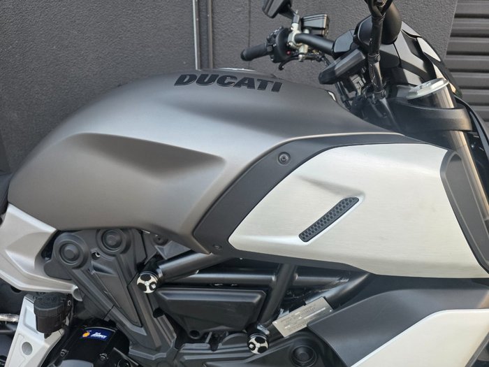2019 DUCATI DIAVEL 1260 (SANDSTONE GREY) GREY
