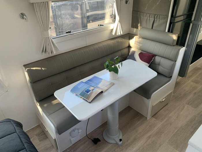 2025 Leader Caravans 2110_C_K1e15b_T Xpedition 21'6 3 Bunk