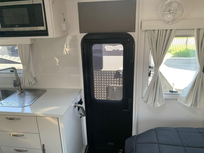 2025 Leader Caravans 2110_C_K1e15b_T Xpedition 21'6 3 Bunk