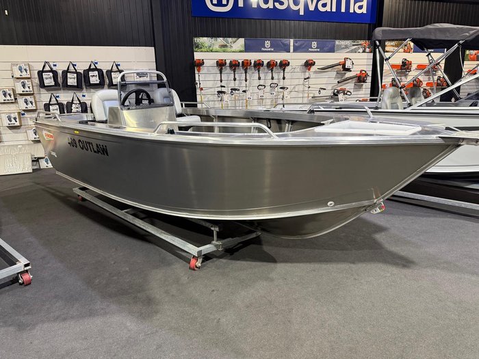 2025 Stacer 469 Outlaw Side Console