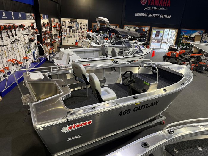 2025 Stacer 469 Outlaw Side Console