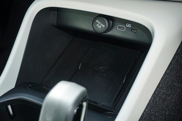 2024 Volvo XC40 Plus B4