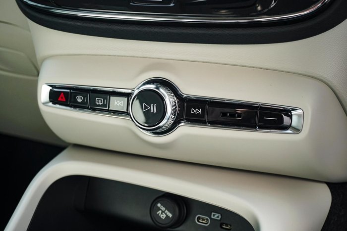 2024 Volvo XC40 Plus B4