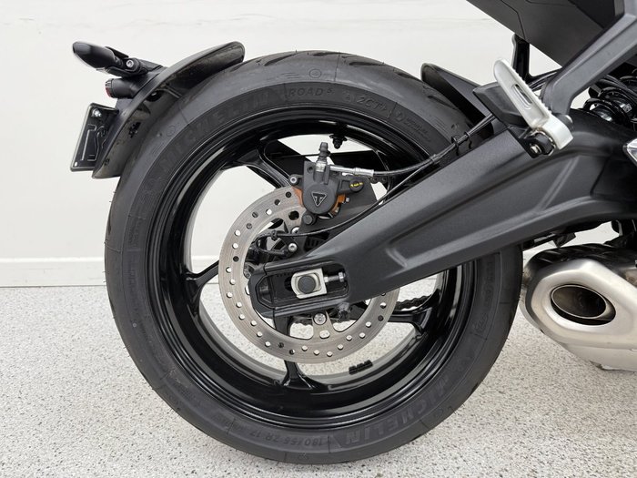 2025 Triumph TRIDENT 660 Red