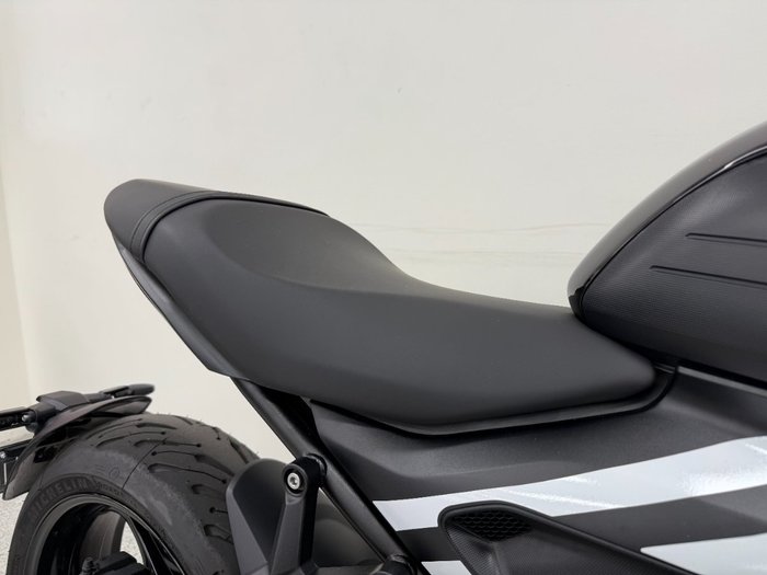 2025 Triumph TRIDENT 660 Red
