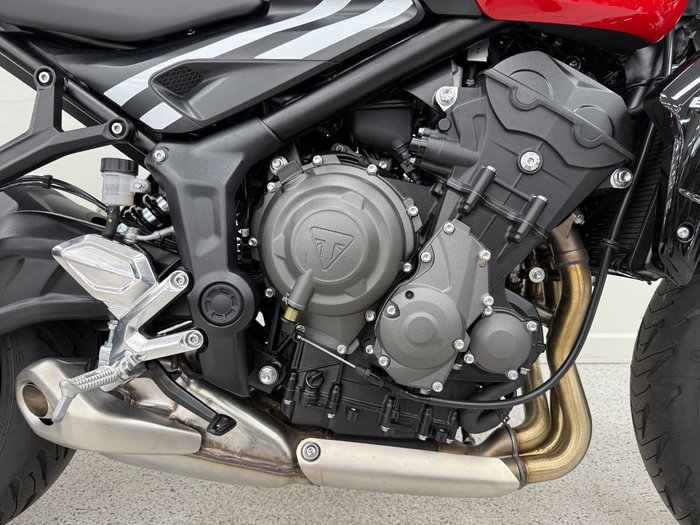 2025 Triumph TRIDENT 660 Red