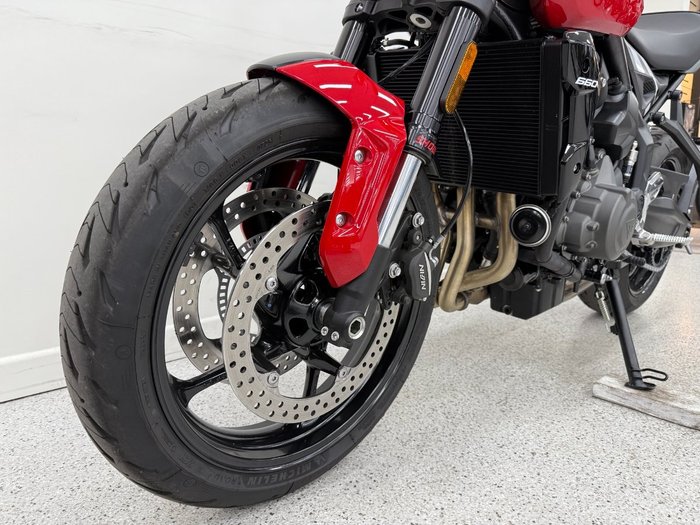 2025 Triumph TRIDENT 660 Red