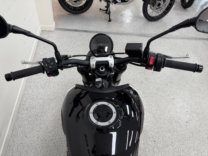 2025 Triumph TRIDENT 660 Red