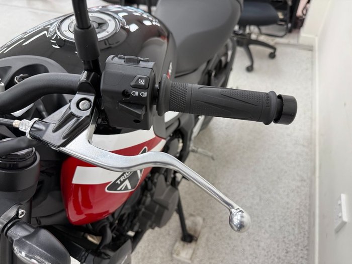 2025 Triumph TRIDENT 660 Red
