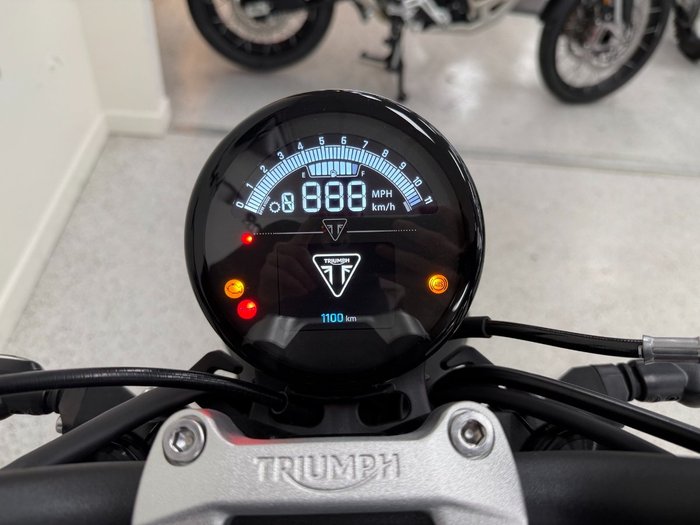 2025 Triumph TRIDENT 660 Red