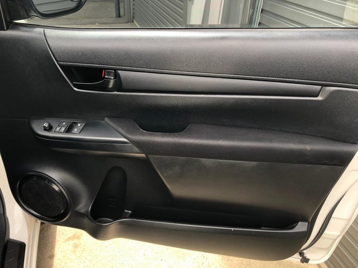 2015 Toyota Hilux Workmate TGN121R 4x2 Glacier White