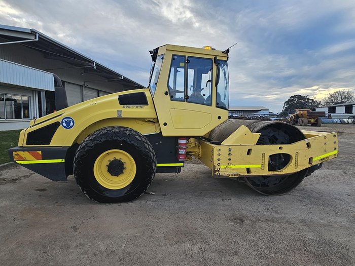 2011 BOMAG Bw216d-4 Smooth Drum Roller Yellow