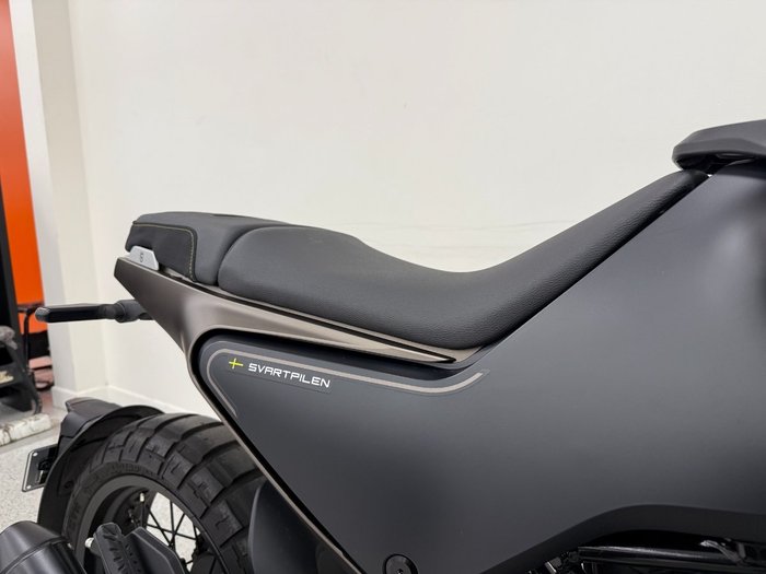 2023 HUSQVARNA SVARTPILEN 401 Black