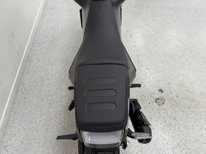 2023 HUSQVARNA SVARTPILEN 401 Black