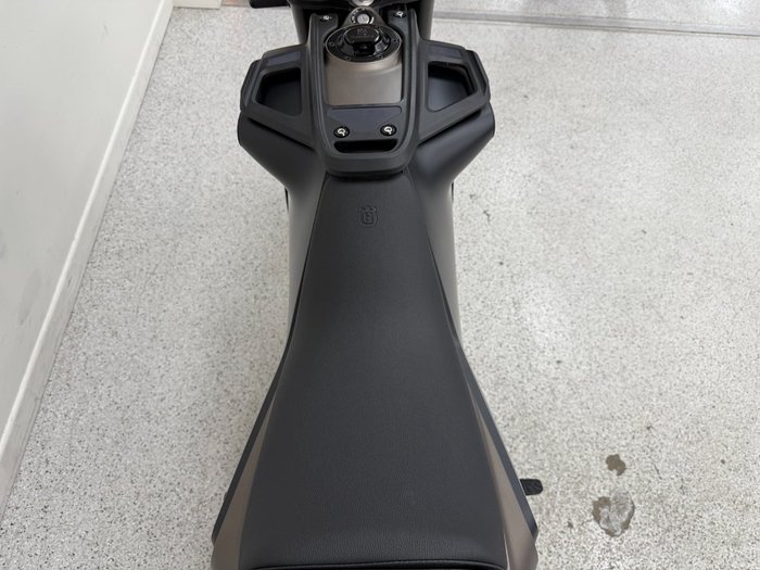 2023 HUSQVARNA SVARTPILEN 401 Black
