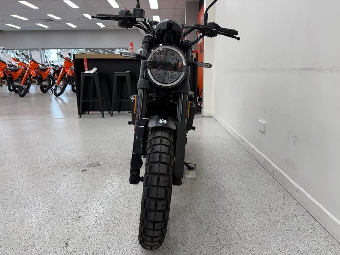 2023 HUSQVARNA SVARTPILEN 401 Black