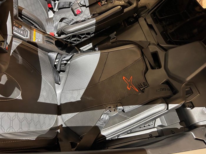 2025 Can-Am MAVERICK R X rc SAS Maverick Green