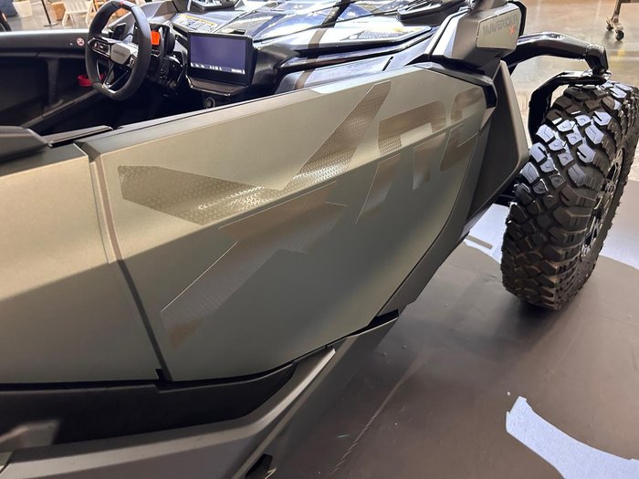 2025 Can-Am MAVERICK R X rc SAS Maverick Green