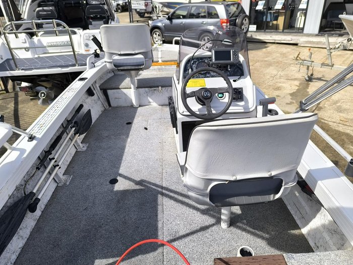 2001 QUINTREX 390 HORNET TROPHY