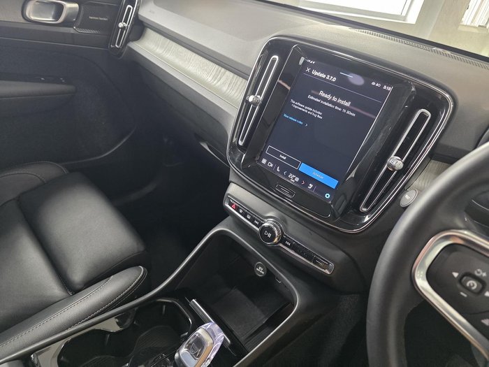 2023 Volvo XC40 Ultimate B5 Dark