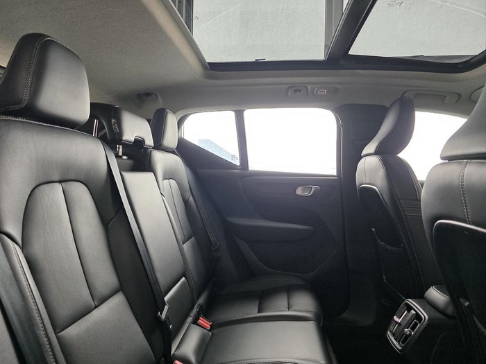 2023 Volvo XC40 Ultimate B5 Dark