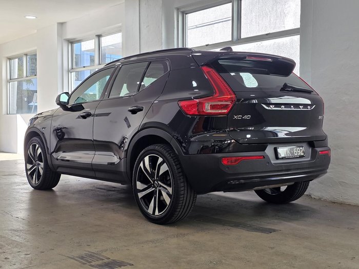 2023 Volvo XC40 Ultimate B5 Dark
