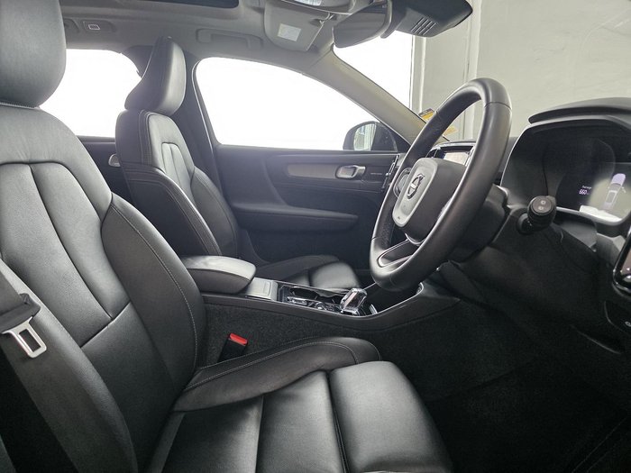 2023 Volvo XC40 Ultimate B5 Dark