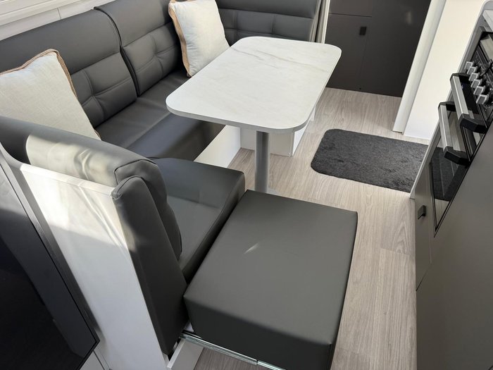 2025 Franklin Razor 206 Club Lounge