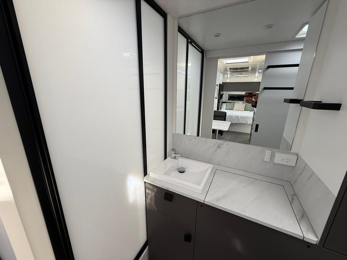 2025 Franklin Razor 206 Club Lounge