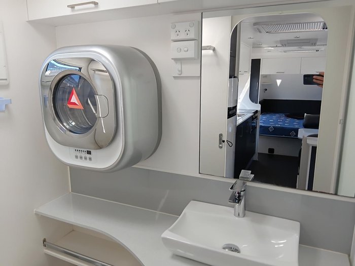 2017 New Age Caravans Manta Ray Mr19er 20'8