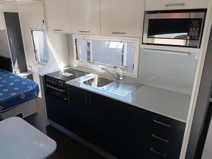 2017 New Age Caravans Manta Ray Mr19er 20'8