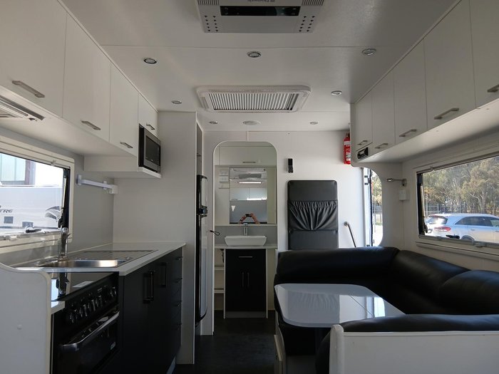 2017 New Age Caravans Manta Ray Mr19er 20'8