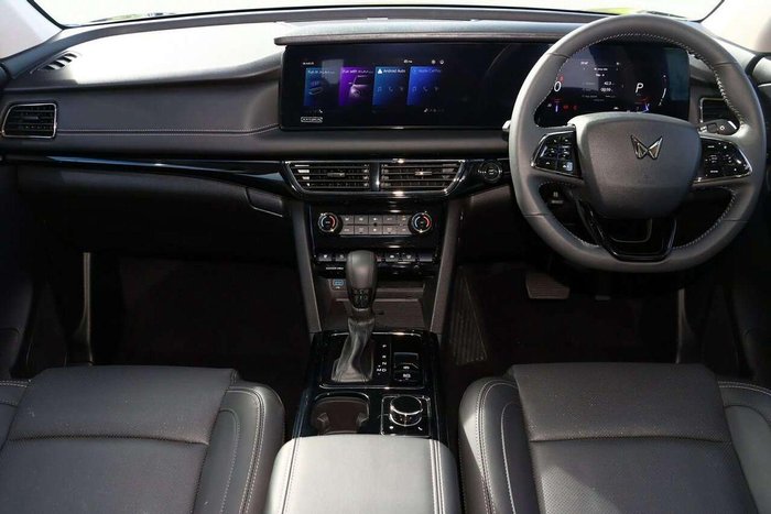 2025 Mahindra XUV700 AX7L