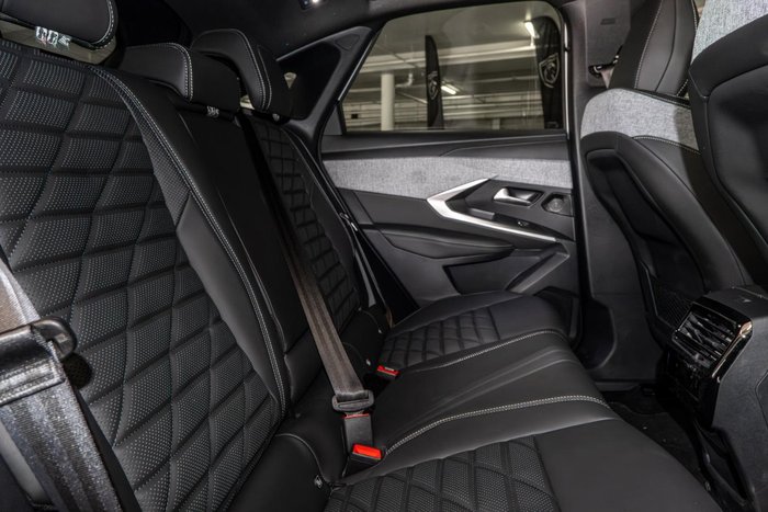 2025 Peugeot 3008 GT Premium Hybrid P64 MY25 Okenite White