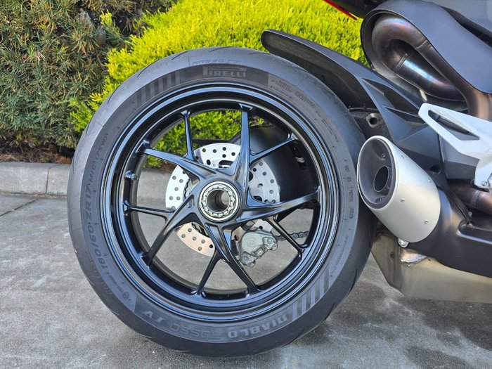 2023 DUCATI STREETFIGHTER V2 Red