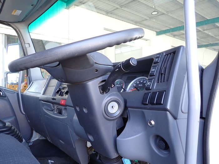 2017 ISUZU FRR 107-210 WHITE