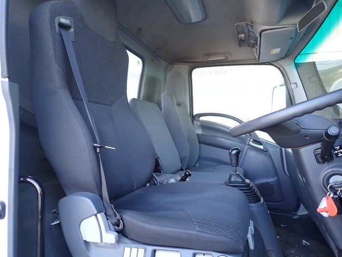 2017 ISUZU FRR 107-210 WHITE